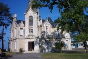 castel-landou-devant-le-chateau-2-448x300